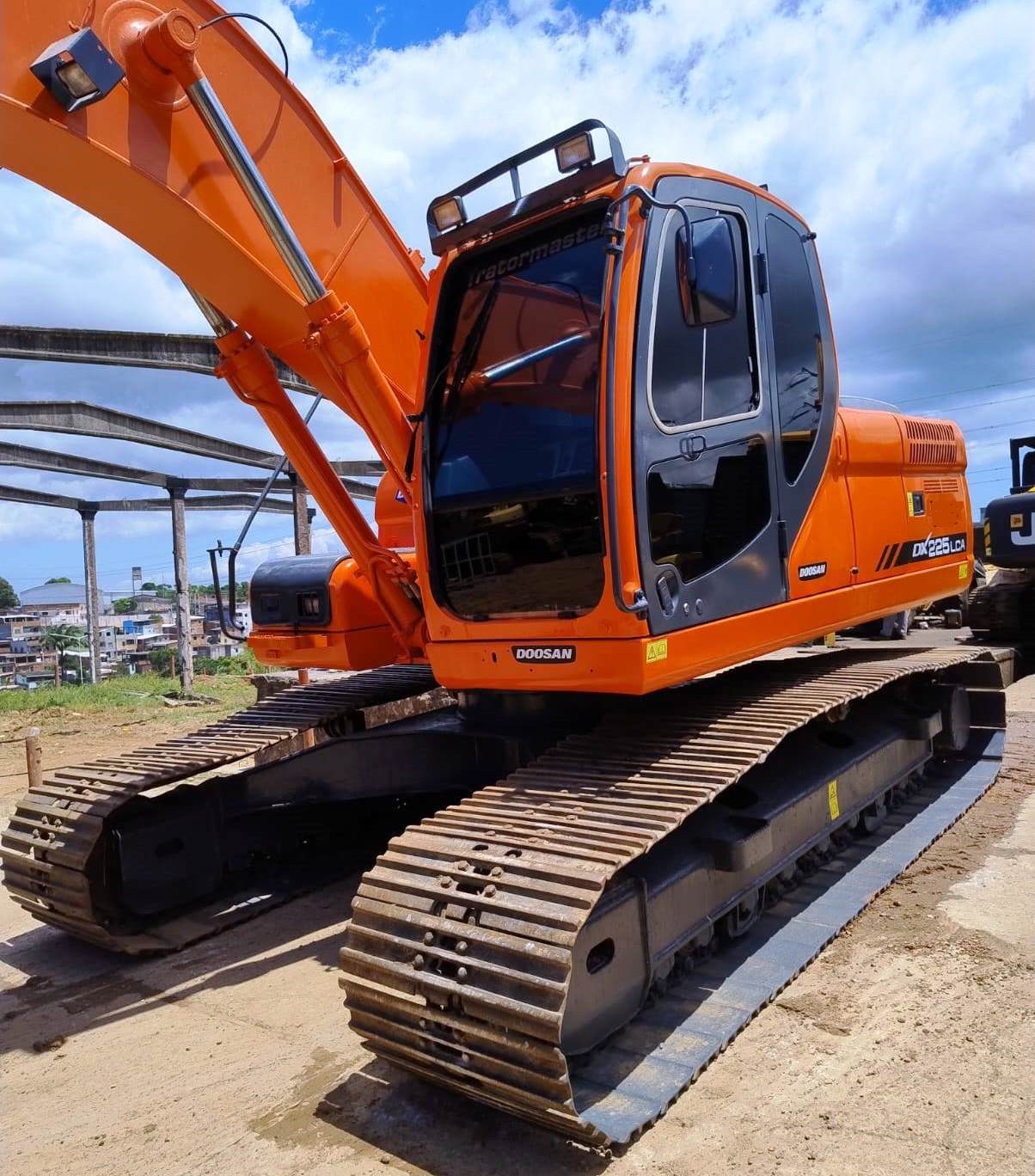 Escavadeira DOOSAN DX225 | Tratorex – Tratores, Máquinas e