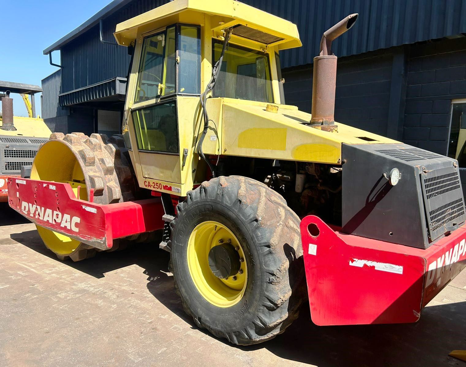 Rolo Compactador DYNAPAC CA250 | Tratorex – Tratores, Máquinas e ...