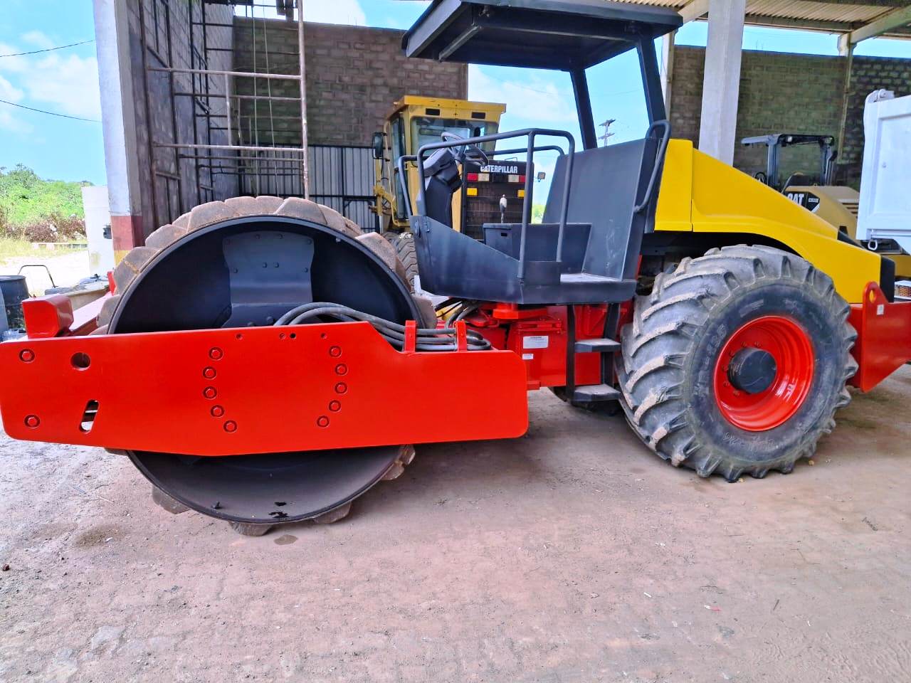 Rolo Compactador DYNAPAC CA250 | Tratorex – Tratores, Máquinas e ...