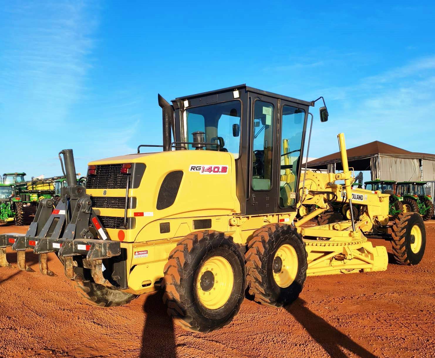 Motoniveladora&nbsp;NEW HOLLAND&nbsp;RG140 - 26G318