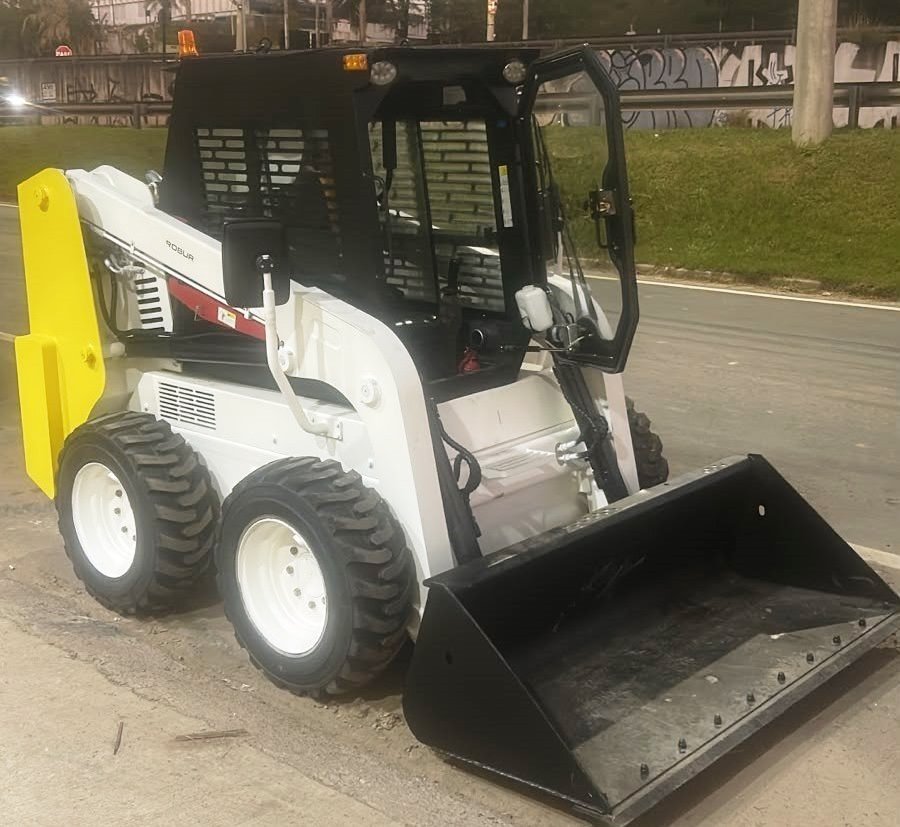 Mini Carregadeira&nbsp;ROBUR&nbsp;830 - 26G405