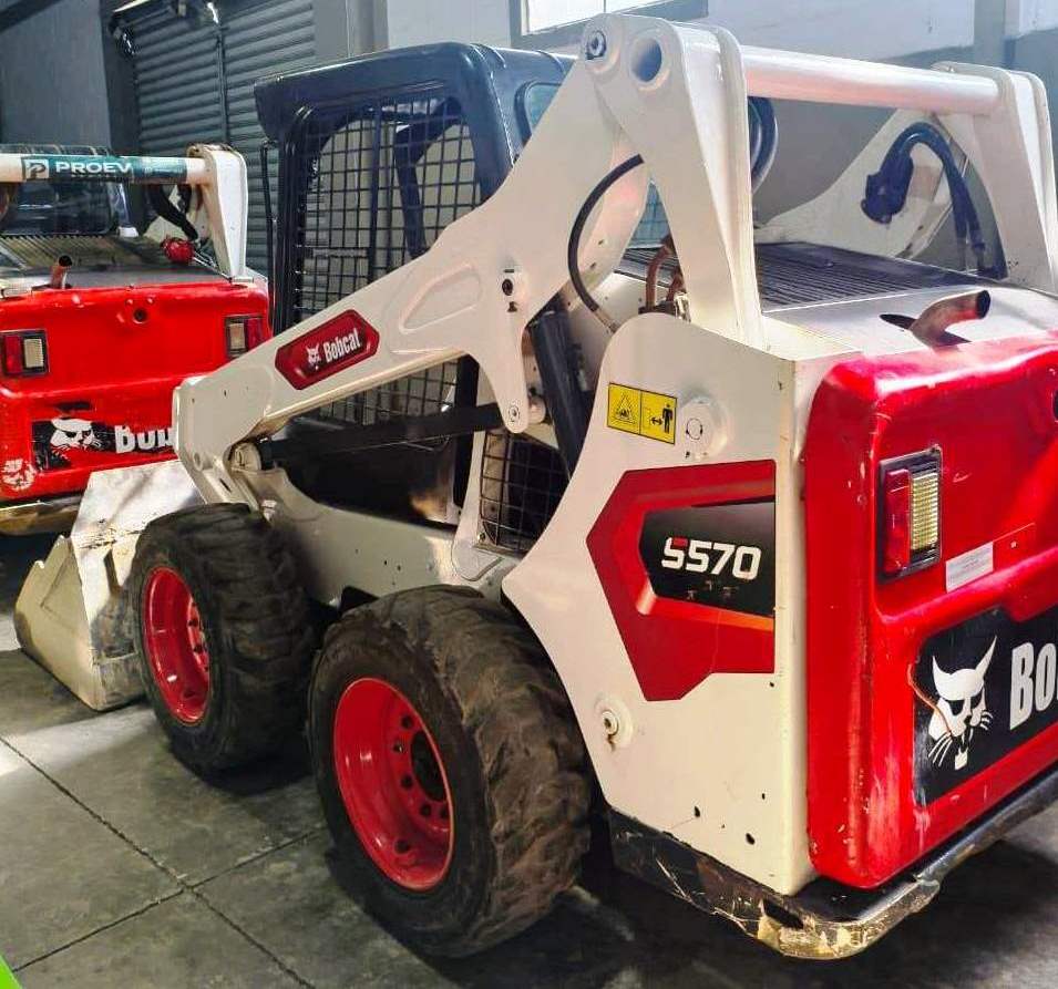 Mini Carregadeira&nbsp;BOB CAT&nbsp;S570 - 26G406