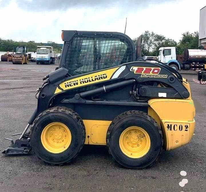 Mini Carregadeira&nbsp;NEW HOLLAND&nbsp;L220 - 26H111