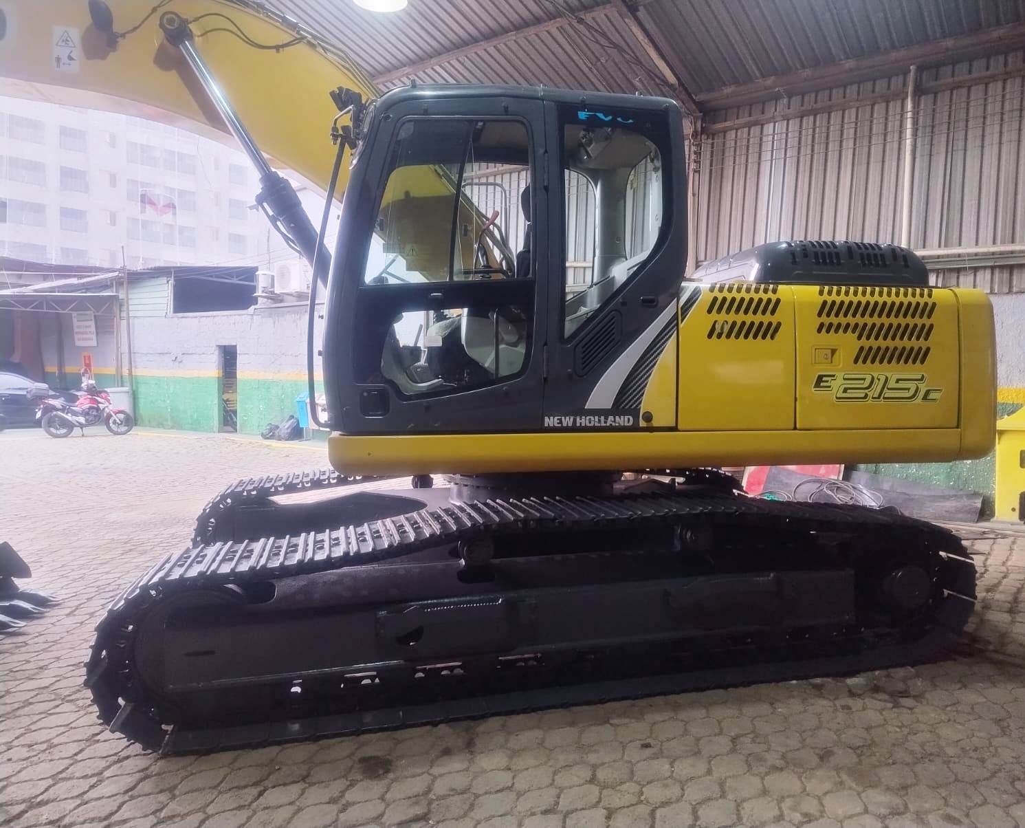Escavadeira&nbsp;NEW HOLLAND&nbsp;E215 - 26H401