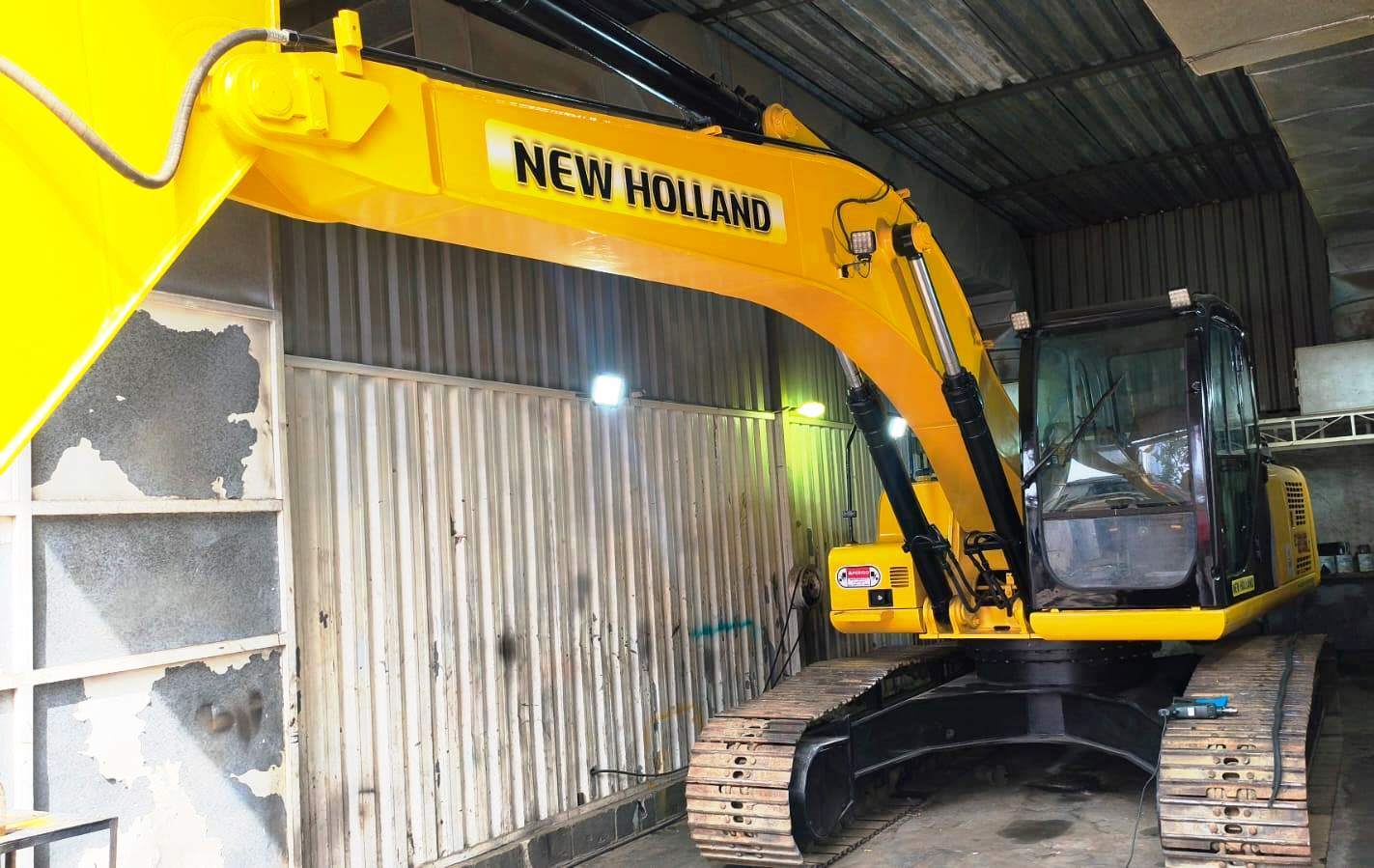 Escavadeira&nbsp;NEW HOLLAND&nbsp;E215 - 26H407